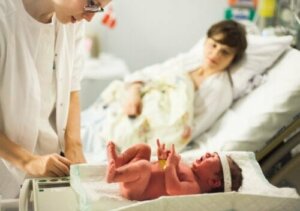 Babyer går ned i vekt ved fødselen: Hvor mye og hvorfor?