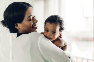 Hvordan emosjonelt stimulere babyen din fra fødselen