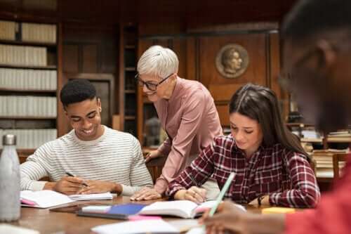 Hvordan oppmuntre studenter til akademisk selvoppfatning