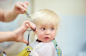 Hvordan klippe babyens hår?