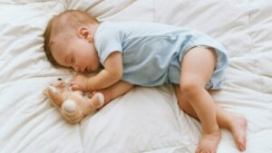 Hvordan og når du skal flytte babyen til sitt eget rom