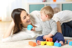 Hvordan leke med babyen din