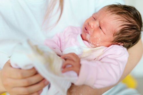 Oppkast hos babyer: Når bør du bekymre deg?