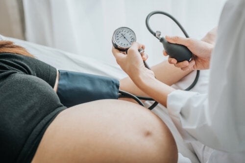 Lavt blodtrykk under graviditet: Symptomer og behandling