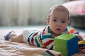 4 øvelser for å styrke babyens nakke