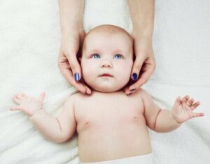 Hvordan gi en ansiktsmassasje til babyen din?