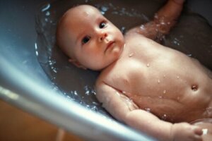 Kan du bade en baby etter å ha spist?