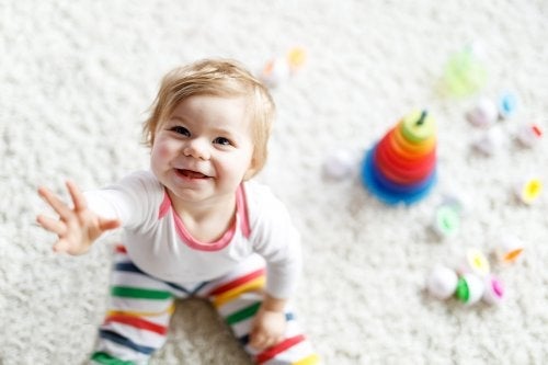 Øvelser og aktiviteter for å lære babyen din å sitte