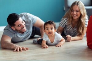 Er det ille hvis en baby ikke kryper?