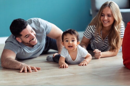 Er det ille hvis en baby ikke kryper?