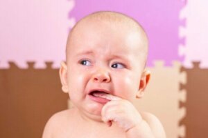Hvordan behandle sår i en babys munn?