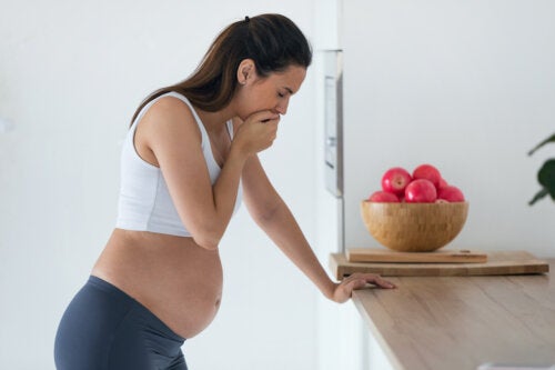 Hva skal du spise for å bekjempe kvalme og oppkast under graviditet?