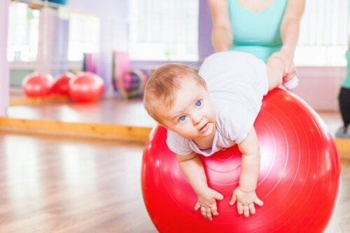 Gymnastikk for babyer: 4 stimuleringsøvelser