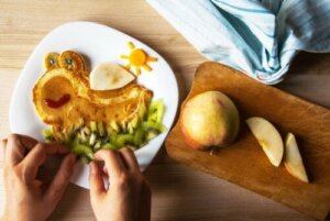 7 psykologiske nøkler for å få barnet ditt til å spise