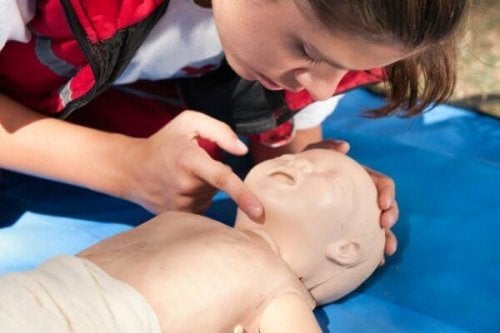 Hvordan gjenopplive en baby etter en ulykke