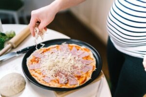 Kan du spise mozzarella når du er gravid?