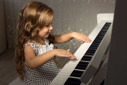 Fordelene med å spille piano i barndommen