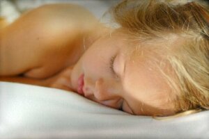 Tips for å hjelpe barnet ditt med å slutte å tisse i sengen om natten