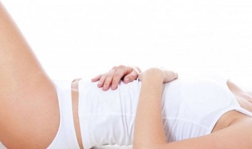 Forskjellen mellom menstruasjon og implantasjonsblødning