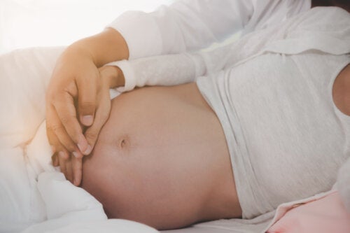En hard mage under graviditet: hvorfor oppstår det?