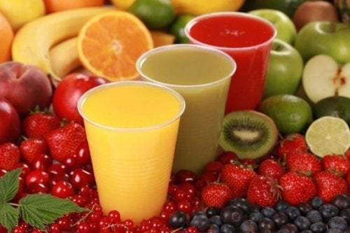 5 risikoer ved å gi for mye fruktjuice til barn