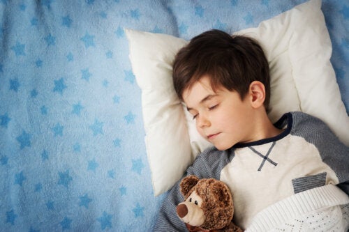 Spedbarns søvndiagram: Hvor mye bør en baby eller et barn sove?