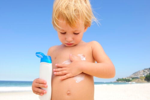 10 vanlige feil når du smører solkrem på barn