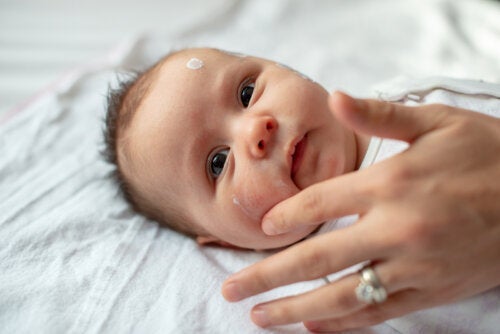 Tips for å holde babyens hud fuktet