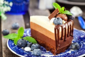 En oppskrift på trippel sjokoladekake: En ideell dessert for barn