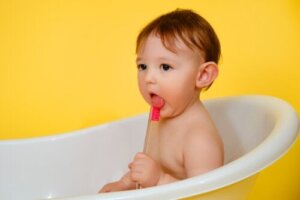 Slik rengjør du babyens tunge