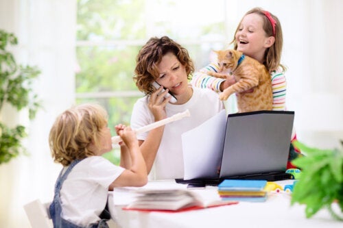 Hvordan underholde barna dine om du må jobbe hjemme