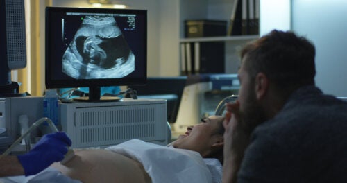 Hva er en obstetrisk ultralyd og hva brukes den til?