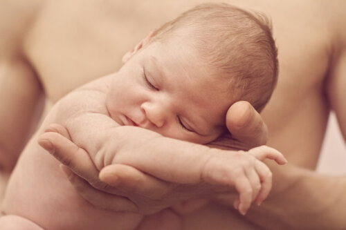 Hvorfor endres en babys hudtone?