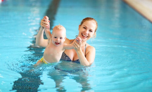 7 svømmeøvelser for babyen din