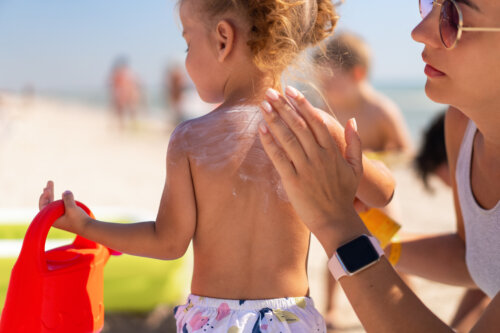 Kjemiske eller mineralske solkremer: hvilke er best for barn?