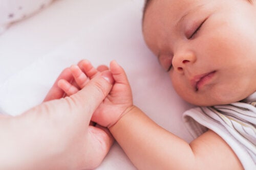 Sommersøvn: 7 tips for å hjelpe babyen din å sove bedre