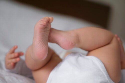 Er det normalt at babyers føtter lukter vondt?
