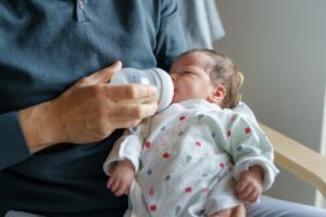 Hvorfor bør ikke babyer drikke kumelk?