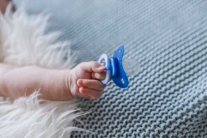 Hvorfor vil ikke babyen min ha en smokk?