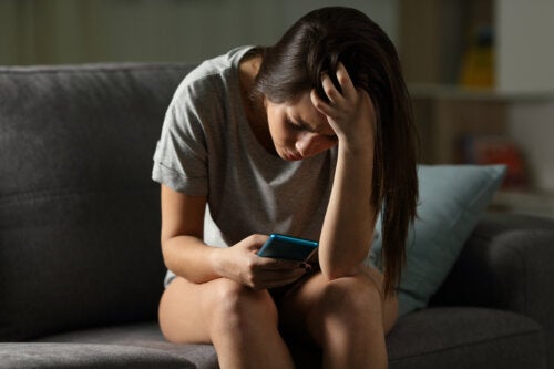 Beskytt tenåringer mot risikoen med sosiale nettverk uten å være invasiv