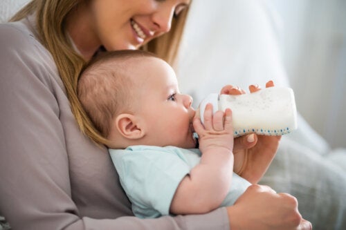 Hvor lenge kan babyer mates med flaske uten å påvirke utviklingen og munnhelsen?