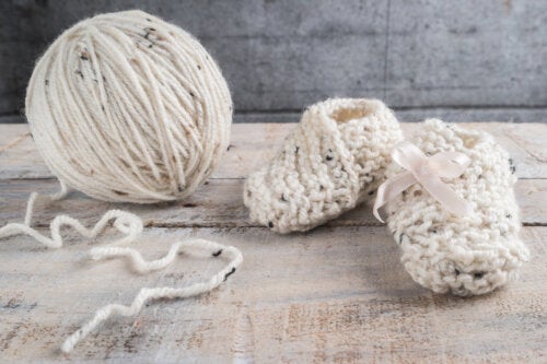 Hva slags garn er best for å strikke babyklær?