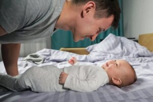 Hvordan bør klær for babyer med atopisk hud være?