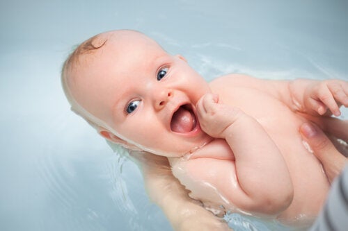10 metoder for å bade babyen din om vinteren for å forhindre at den blir kald