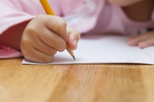 13 tips for å hjelpe barn med å forbedre håndskriften