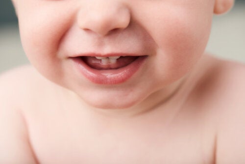 Hva du skal gjøre (og hva du ikke skal gjøre) når babyens første tenner bryter ut