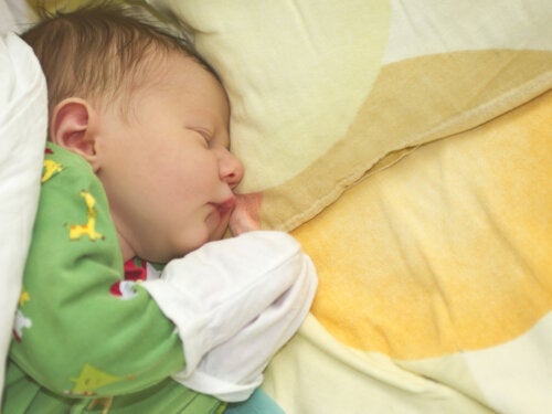 Er det en god idé å sette votter på babyer?