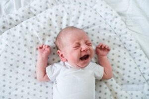 Hvorfor våkner babyen min og skriker og gråter?