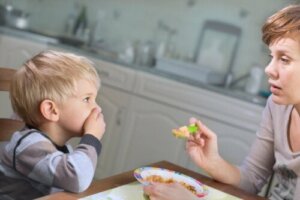 9 setninger du bør unngå når barnet ditt ikke vil spise