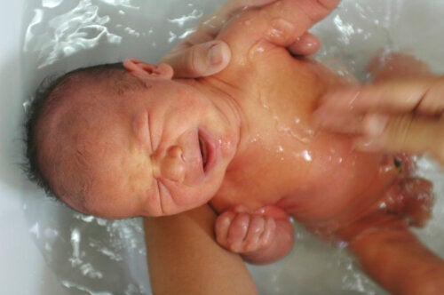 Hvorfor bør ikke babyer bades ved fødselen